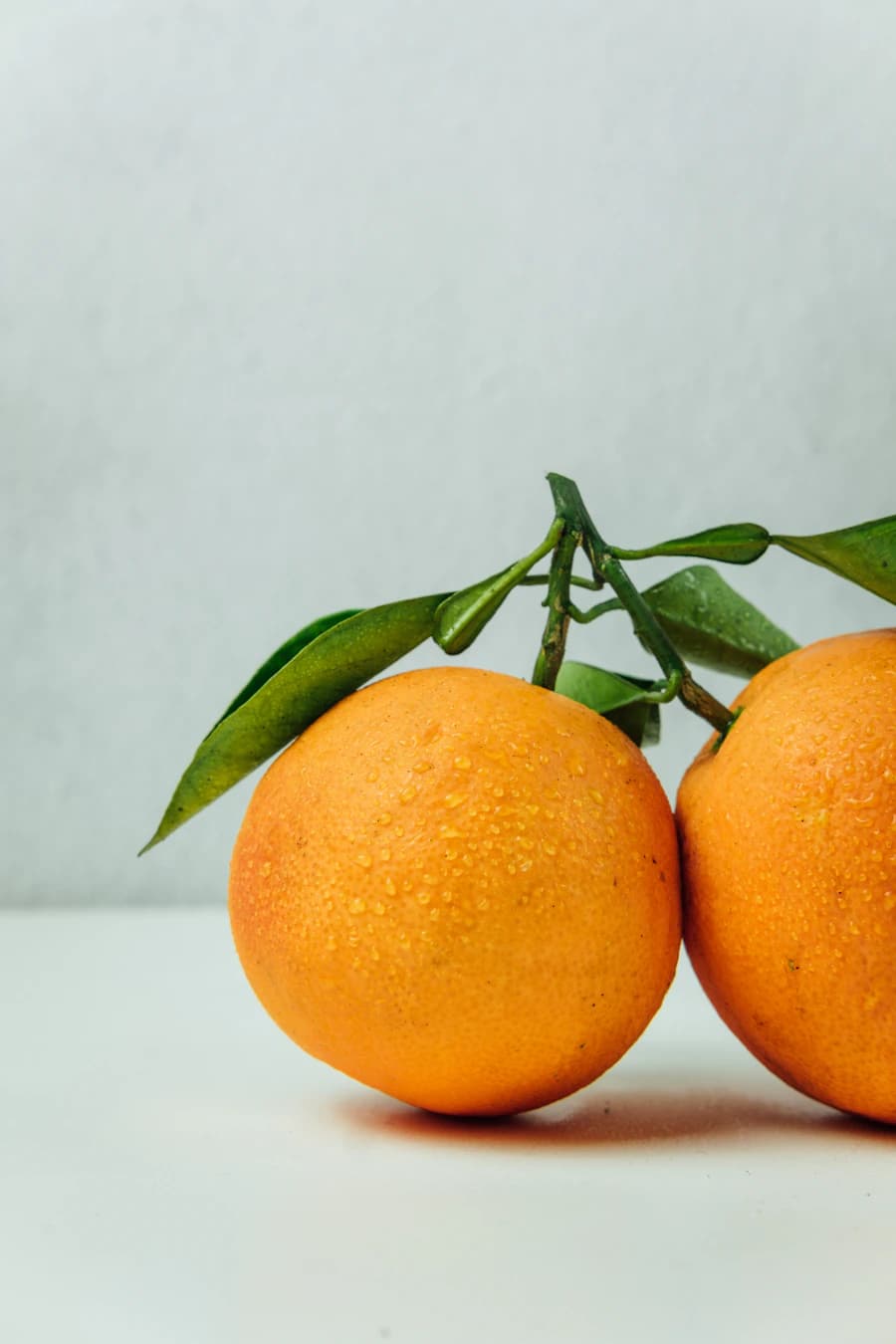 Foto de laranjas sobre uma mesa